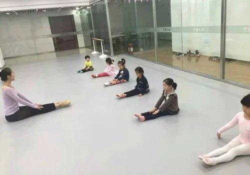 關(guān)愛兒童、老人從PVC彈性地膠開始
